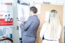 Workshopsituation: inomed Mitarbeiterin erklärt an Flipchart
