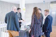 Workshopsituation: inomed Mitarbeiter erklärt Teilnehmern