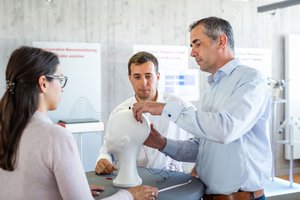 Lehrgangssituation: Experte erklärt anhand einer Puppe