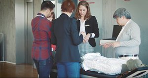 Workshopsituation: Hands-on Session - Expertin erklärt anhand Puppe