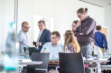 Workshopsituation: inomed Mitarbeiter erklärt Teilnehmern am Laptop