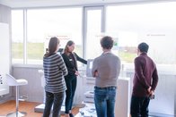 Workshopsituation: inomed Mitarbeiterin erklärt 